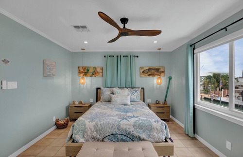 Little Venice House | A Vibrant Family-Friendly Retreat by the Water.