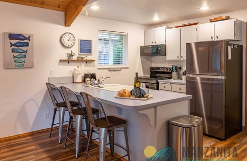 Manzanita House | A Wave Away, close to the beach, dog friendly, one level!