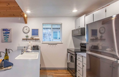 Manzanita House | A Wave Away, close to the beach, dog friendly, one level!