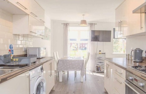 Peterborough House | A Wonderful Three Storey House in Hampton