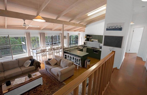 Metung House | A Wood Haven: Experience a serene holiday with your friends and family