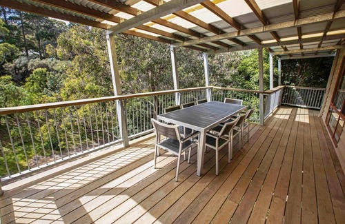 Metung House | A Wood Haven: Experience a serene holiday with your friends and family