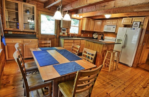 West Jefferson Cabin | A Wooded Escape-Open for Bookings! Hot tub, pool table, Fire Pit, Wi-Fi