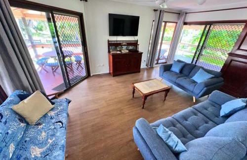 Traviston House | A Yearenda - Water Views -3BR - Steps to the Beach