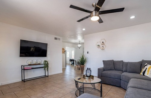 Scottsdale Estates Nine House | A1 Location Old towns finest. Upgraded mattresses, pool, upscale living