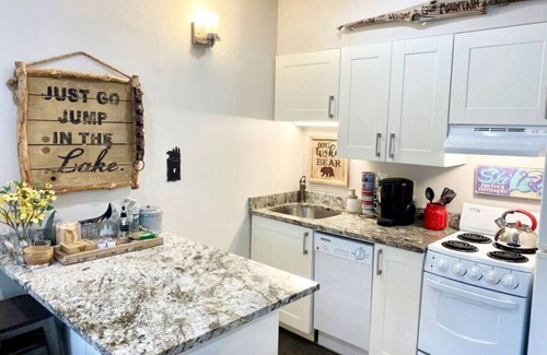Lincoln Condo | A113 · Relaxing resort Getaway w/Pool & HotTub studio apt