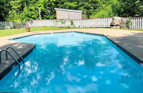 Lincoln Condo | A113 · Relaxing resort Getaway w/Pool & HotTub studio apt