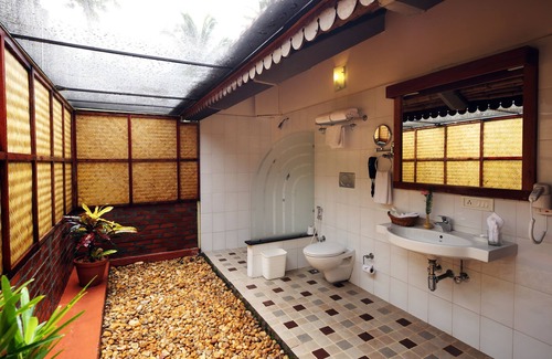 Kumarakom Hotel | Abad Whispering Palms
