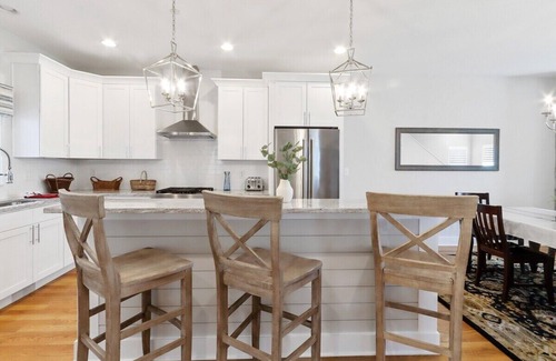 Fontana-on-Geneva Lake House | Abandon View Escape in Fontana |New Townhome|Balconies |Stone Gas Fireplace |Walk to Beach