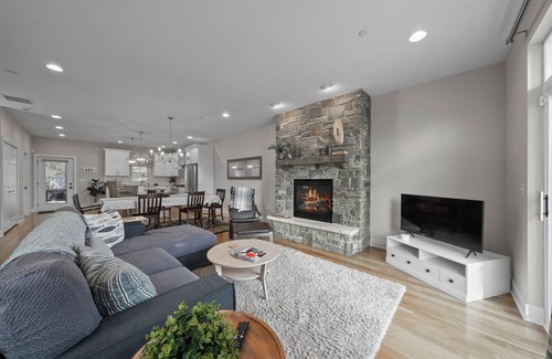 Fontana-on-Geneva Lake House | Abandon View Escape in Fontana |New Townhome|Balconies |Stone Gas Fireplace |Walk to Beach
