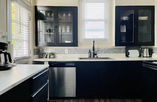 Evansville House | Abode à la Mode | Centrally Located 2BR/1BA Home/Fast wifi/Close to everything