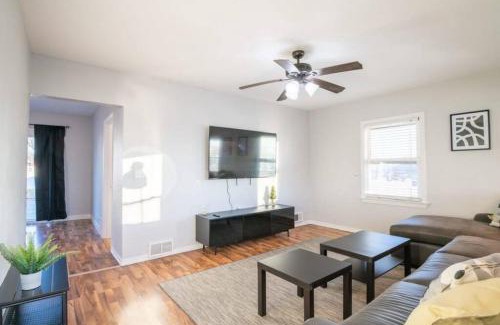 Peoria Heights House | ABODE ON ATLANTIC - Spacious 2BD in the Heights