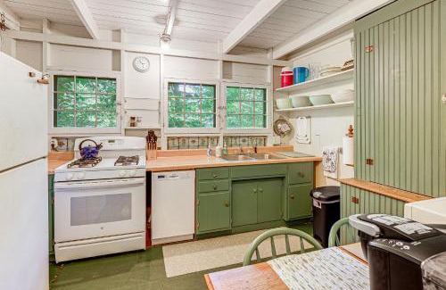 Grand Haven House | about 1 Mi to Dtwn Grand Haven Lake Michigan Cabin