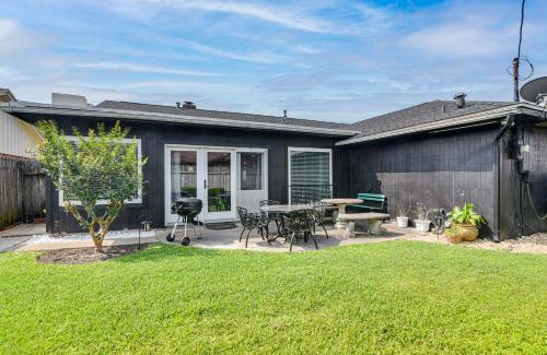 Galveston House | about 2 Blocks to Beach Galveston Group Getaway!