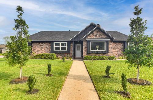Galveston House | about 2 Blocks to Beach Galveston Group Getaway!