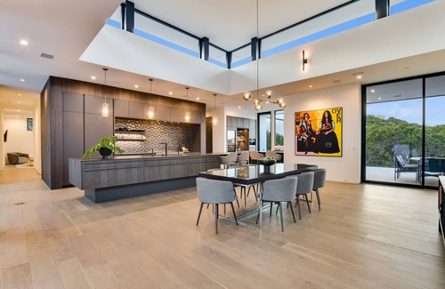 West Lake Hills House | Above Accolade I Luxury Services I Pool/Spa I Sauna I Ping Pong I Luxe Decor