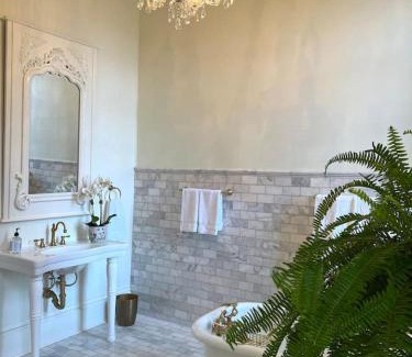 Natchez Apartment | Above Bank Alley Suite