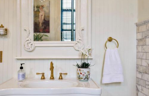 Natchez Apartment | Above Bank Alley Suite