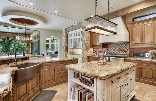 Lower Basin Lake Travis House | Above Casa TranquilityI Lake Austin I Pool&Spa l PickleBall I Family Fun
