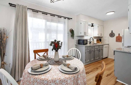 Wichita Apartment | Above Par-Modern Apartment-King