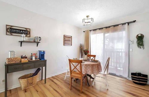 Wichita Apartment | Above Par-Modern Apartment-King