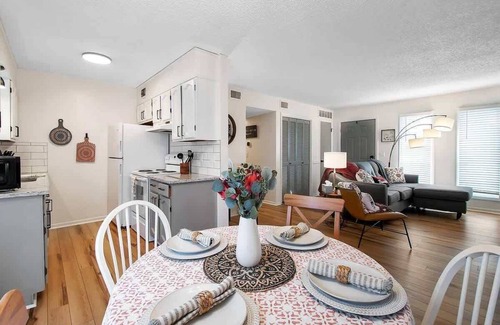 Wichita Apartment | Above Par-Modern Apartment-King