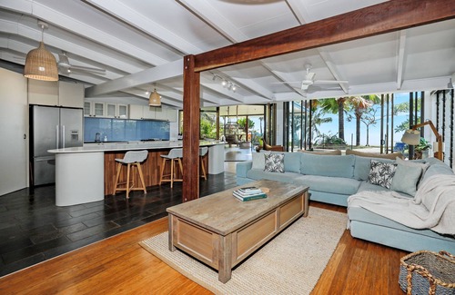 Holloways Beach House | Absolute Beachfront House with Private Pool