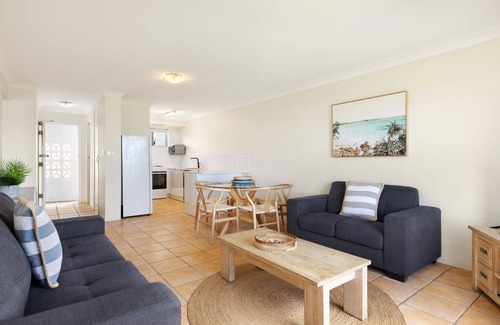 North Creek Apartment | Absolute Beachfront Apartments 2B