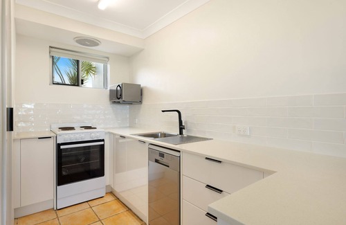North Creek Apartment | Absolute Beachfront Apartments 2B