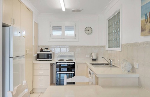 North Creek Apartment | Absolute Beachfront Apartment 1T