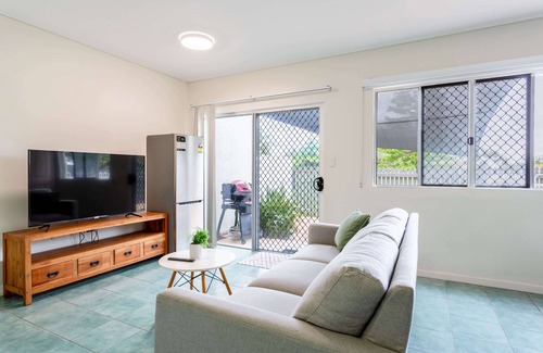 Yeppoon Apartment | Absolute beachfront - and your own private swimming pool!?