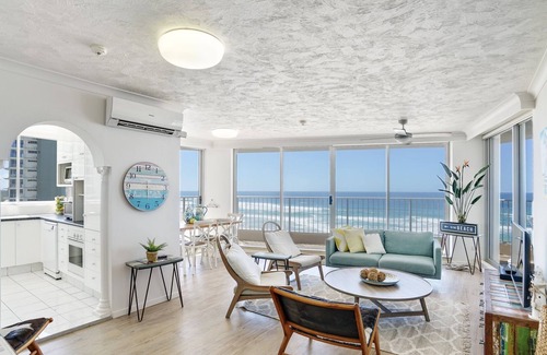 Main Beach Apartment | ABSOLUTE BEACHFRONT MAIN BEACH - GORGEOUS BEACH THEMED PROPERTY