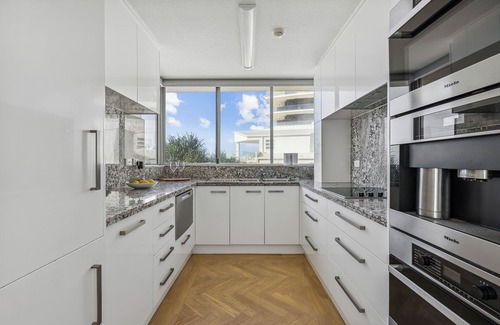 Main Beach Apartment | Absolute beachfront - stunning property in Main beach