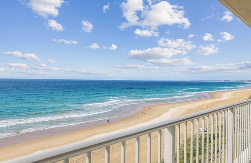 Main Beach Apartment | Absolute beachfront - stunning property in Main beach
