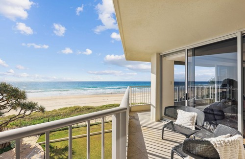 Main Beach Apartment | Absolute beachfront - stunning property in Main beach