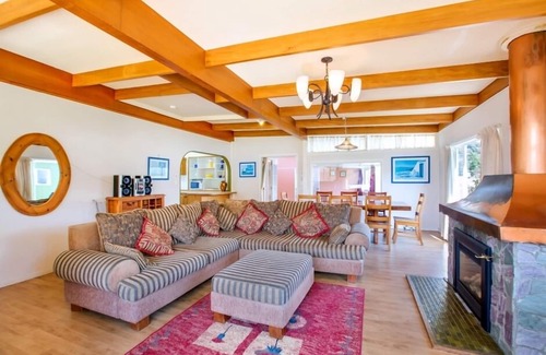 Waiwera House | Absolute Beachfront Holiday Home!