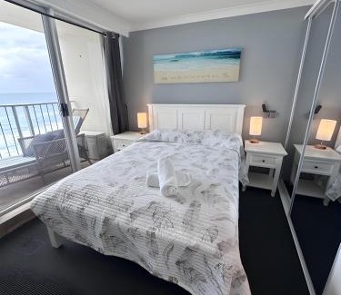 Main Beach Apartment | Absolute Beachfront Luxury - Heated Pool - 75 TV