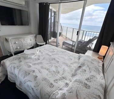 Main Beach Apartment | Absolute Beachfront Luxury - Heated Pool - 75 TV