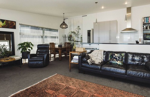 Oakura House | Absolute Beachfront Spa Pool
