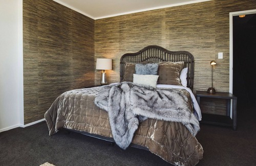 Oakura House | Absolute Beachfront Spa Pool