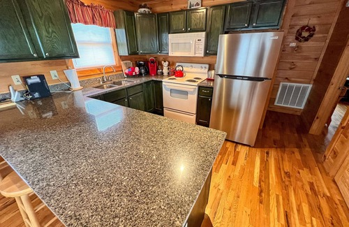 West Jefferson Cabin | Absolute High Available Labor Day Weekend!