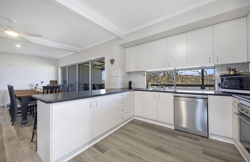 Pellaring Flat House | 🌊 Absolute Waterfront Bliss – Pet Friendly Family Shack to Ski, Fish & Relax
