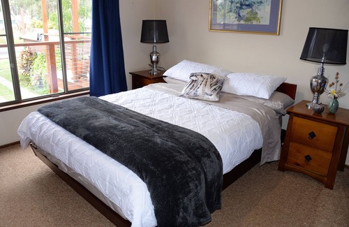 Silverwater House | Absolute waterfront house in quiet bay