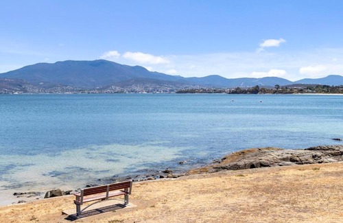 Howrah House | Absolute Waterfront Only 15 minutes From Hobart