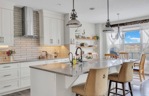 Cochrane House | AC | River & Mountains Views | Backyard | BBQ | Wet BAR | Movie Room | Fireplace
