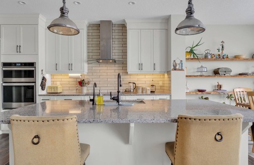 Cochrane House | AC | River & Mountains Views | Backyard | BBQ | Wet BAR | Movie Room | Fireplace