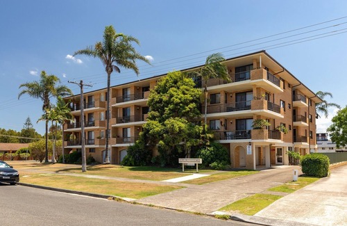 Tuncurry Apartment | Acacia 7 Tuncurry - Quiet unit, a stroll from the Tuncurry Bowling Club.