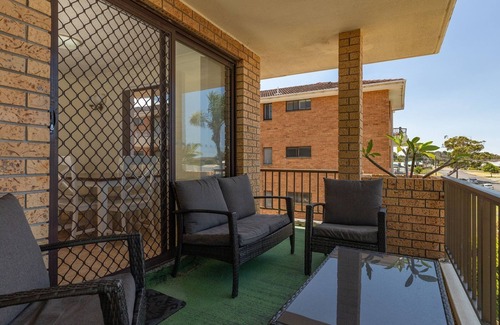 Tuncurry Apartment | Acacia 7 Tuncurry - Quiet unit, a stroll from the Tuncurry Bowling Club.