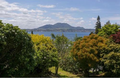 Taupo House | Acacia Bay - Lake and Mountain Views