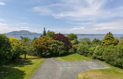 Taupo House | Acacia Bay - Lake and Mountain Views